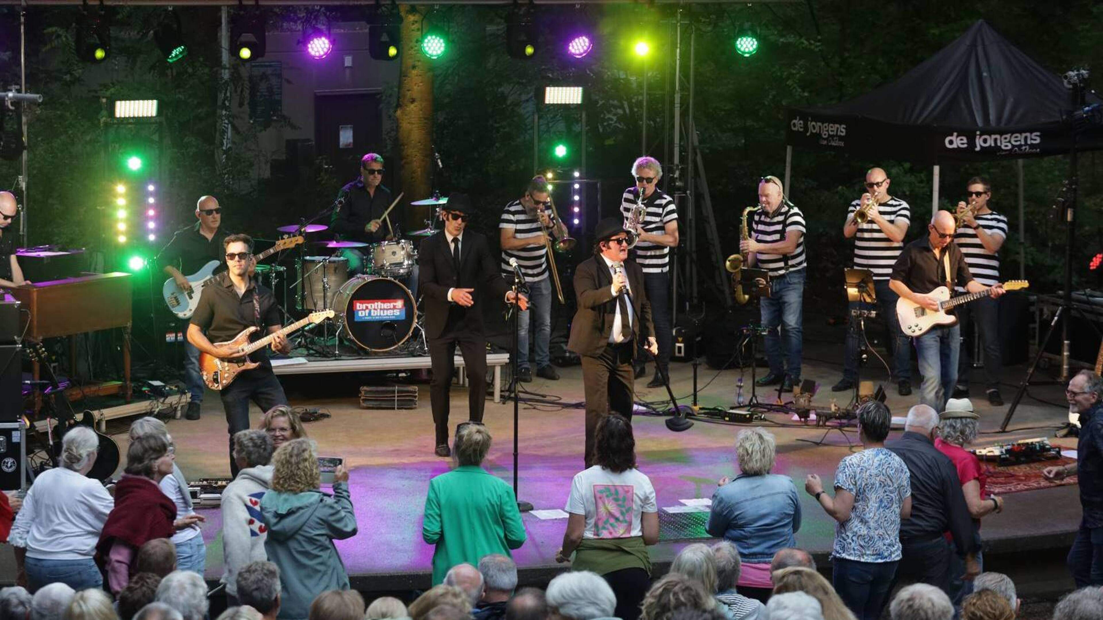 Publiek in Appelscha danst en zingt mee bij optreden Brothers of Blues in De Koele